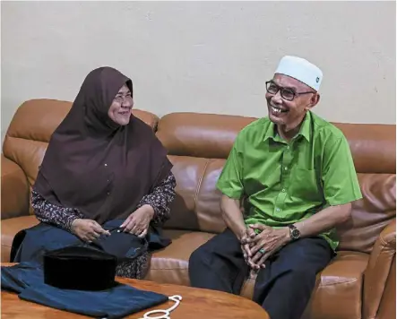  ?? — Bernama ?? Happy together: mohd shukri speaking with his wife najwa at his home in arau.