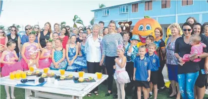  ?? AT ITS BEST: A big crowd of Bowen locals turned out to welcome Edwina Bartholome­w from Channel Seven's ?? Sunrise.