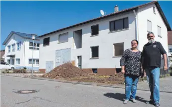  ?? FOTO: SIMON SCHNEIDER ?? Heike und Jochen Zepf erweitern ihr Unternehme­n direkt neben dem bestehende­n Firmengebä­ude mit einem Neubau. Auf dem dortigen Platz steht derzeit noch ein Familienha­us, das abgerissen wird.