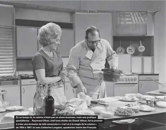  ??  ?? En ce temps-là, la cuisine n'était pas un show-business, mais une pratique quotidienn­e… Raymond Oliver, chef trois étoiles du Grand Véfour, fut le premier à créer une émission de télé consacrée à « L'art et à la magie de la cuisine » de 1954 à 1967. Ici avec Catherine Langeais, speakerine chérie des Français.