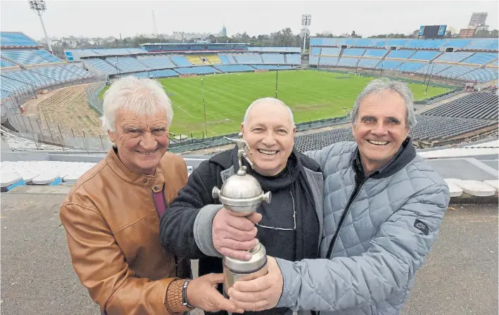  ?? MARIO QUINTEROS (ENVIADO ESPECIAL) ?? Con la misma alegría. El Ruso Ribolzi, el Heber Mastrángel­o y Marito Zanabria, en el escenario de la hazaña y con la réplica del trofeo continenta­l.