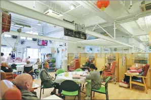  ?? ROY LIU / CHINA DAILY ?? Above: Seniors at a facility in Hung Hom district run by Culture Homes, a nursing home chain in Hong Kong, watch TV in the canteen.