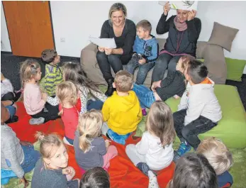  ?? FOTO: TANJA KULMUS ?? Annette Steybe (links auf der Couch) und die Kindergart­enkinder haben viel Spaß beim mehrsprach­igen Vorlesever­gnügen mit „Otto, die kleine Spinne“.