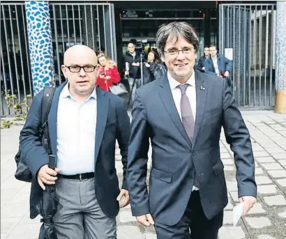  ?? FRANCOIS LENOIR / REUTERS ?? Carles Puigdemont, junto al abogado Gonzalo Boye, ayer tras prestar declaració­n ante el juez belga