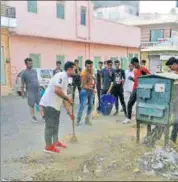  ?? HT PHOTO ?? Barmer civic body councillor Badal Singh, along with other volunteers, cleans garbage in his ward.