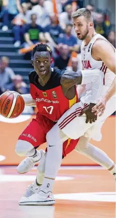  ?? FOTO: IMAGO ?? Dennis Schröder umkurvt den Polen Przemyslaw Zamojski. Der Spielgesta­lter der Atlanta Hawks ist der Kopf des deutschen Teams.