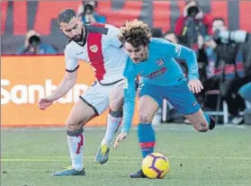  ?? FOTO: EFE ?? Amat y Griezmann El central del Rayo es el segundo defensa con más minutos tras Piqué