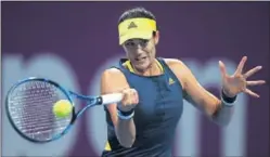  ??  ?? Muguruza golpea la pelota en su partido de ayer contra Sakkari.