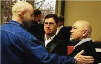  ??  ?? Herzliche Begrüßung: Andreas K. (links) mit seinen Anwälten am Freitag kurz vor der Urteilsver­kündung. Foto: Fabian Klaus