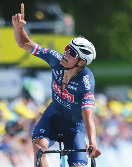  ??  ?? Van der Poel ganó la etapa, se enfundó el amarillo y se acordó de su abuelo