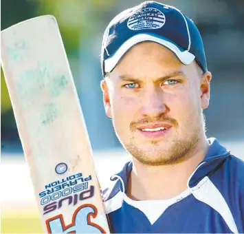  ?? Picture: GLENN FERGUSON ?? HE’S HERE: English county cricketer Josh Cobb will pad up for Geelong.