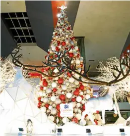  ??  ?? The 58-ft winter-themed Christmas tree of SMLanang Premier’s Whirl of Wonder.