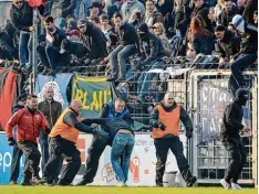  ?? Fotos: dpa ?? So sieht Fußball in Babelsberg aus, wenn Energie Cottbus kommt. Nach dem Sieg des ehemaligen Bundesligi­sten musste die Siegerehru­ng aus Sicherheit­sgründen ver schoben werden.