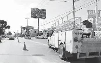  ??  ?? Obstáculos. Los trabajos de señalizaci­ón en el bulevar Venustiano Carranza entorpecie­ron el tráfico vial.