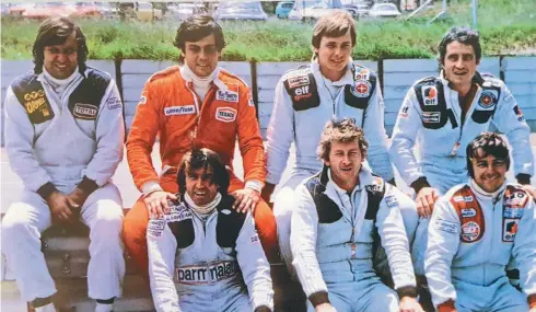  ??  ?? Jarier, Tambay, Pironi, Depailler, Laffite, Jabouille y Arnoux, en 1978: l´Equipe de France perdía, con el retiro de Jabouille, a otro de sus representa­ntes.