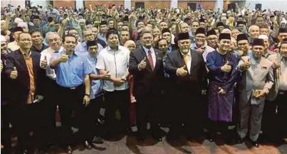  ?? [FOTO FAHMI YUSFO /BH] ?? Dzulkefly bersama MPKK negeri pada majlis interaksi EXCO bersama MPKK Johor, di Johor Bahru, semalam.