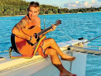  ?? ?? Sessant’anni
Pierre Cosso, 60 anni, a bordo della sua barca, Nusa Dua, ormeggiata a Tahiti, in Polinesia. L’attore francese ha appena inciso un album