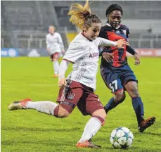  ?? FOTOS (2): IMAGO ?? Perfekte Schusshalt­ung: Bayerns Stürmerin Nicole Rolser, links im Champions-League-Spiel gegen Gabrielle Onguene von Rossiyanka. Im Bild rechts ist sie mit Melanie Leupolz aus Wangen zu sehen.