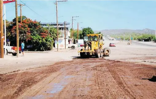  ??  ?? Personal de Servicios Públicos Municipale­s aplica el programa de mantenimie­nto y reparación de calles de terreno natural.