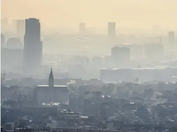  ?? ARCHIVO / AP ?? Una capa de esmog cubre la ciudad de Bruselas, Bélgica.