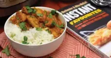  ?? KARON LIU/TORONTO STAR ?? Instant Favourites has more than 125 recipes, including butter chicken.