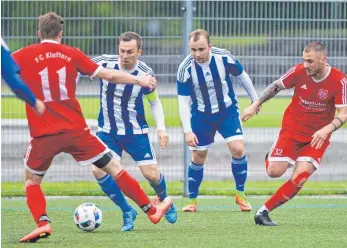  ?? ARCHIVFOTO: GÜNTER KRAM ?? Für die südbadisch­en Fußball- Kreisligis­ten FC Kluftern ( rote Trikots) und TuS Immenstaad startet die Saison 2018/19 am kommenden Wochenende.