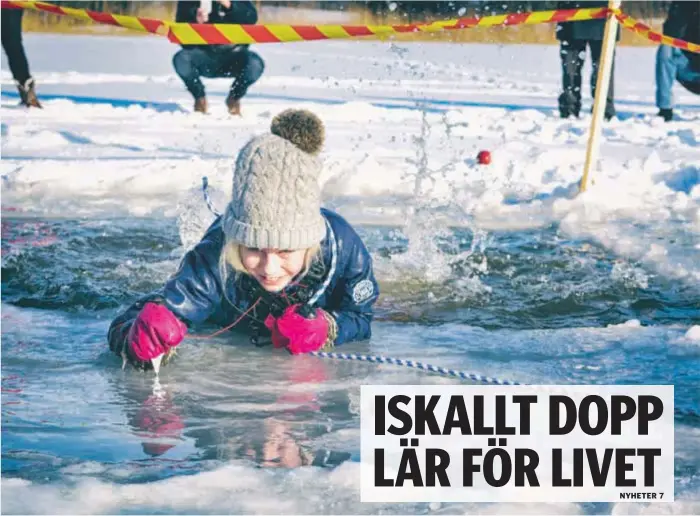  ??  ?? PLASK. Luna från klass 4C i Bollstanäs skola tar sig upp ur övningsvak­en.