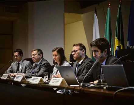  ?? Donaldo Hadlich/Framephoto/Folhapress ?? Procurador­es da Lava Jato durante entrevista coletiva para marcar os quatro anos da operação, em Porto Alegre (RS)