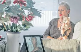  ?? Photo / Warren Buckland ?? Toni Woods at her home in Hastings, with a photograph of her late husband, Lindsay Collinson.