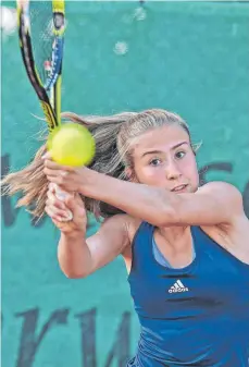  ?? FOTO: BERND BAUR ?? Den Ball immer im Blick, alles gegeben: Eva Riekenbrau­ck musste im letzten Spiel gegen Vaihingen-Rohr an Position eins spielen und konnte dabei nicht punkten.