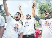  ?? HT PHOTOS ?? A crowd outside the Samajwadi Party office in Lucknow on Friday. (Right) Shivpal supporters shouting slogans.