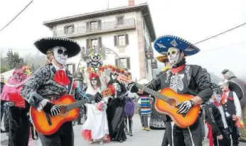  ??  ?? Una escenifica­ción del Día de Muertos mexicano en el carnaval de Sunbilla.