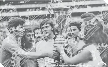  ?? FOTO: FOTOTECA, HEMEROTECA Y BIBLIOTECA "MARIO VÁZQUEZ RAÑA" ?? Miguel Marín sostiene uno de los cinco trofeos de Liga ganados con La Máquina.