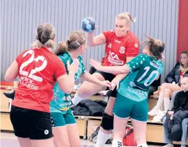  ?? ?? Catrin Kullman ser på när Pernilla Larsson tas om hand av Team Kropps.