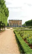  ?? Foto: Schloss Versailles/dpa ?? Dieses kleine Schloss Petit war der Lieblingso­rt der französisc­hen Königin Marie Antoinette. Sie ließ den Park für viel Geld anlegen.