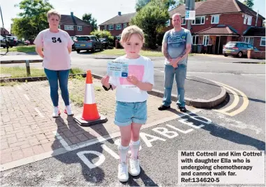  ?? ?? Matt Cottrell and Kim Cottrel with daughter Ella who is undergoing chemothera­py and cannot walk far. Ref:134620-5