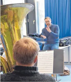  ?? FOTO: CHRISTINE KING ?? Dozent Philipp Kufner klatscht bei der Tuba- und Posaunen-Registerpr­obe den Rhythmus mit.