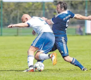  ?? FOTO: THOMAS WARNACK ?? Bolsterns Tobias Wetzel (rechts) geht in den Zweikampf gegen Gammerting­ens Holger Schmid. Nach dem 2:2 dürfte die Saison für beide quasi beendet sein.