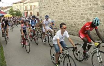 ??  ?? Une fête du vélo où se mêlent les profession­nels et enfants (photo d’archives).