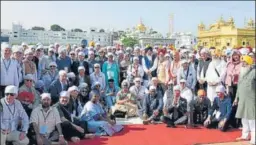  ?? SAMEER SEHGAL/HT PHOTO ?? ■ The delegation of envoys at the Golden Temple in Amritsar on Tuesday.