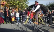  ??  ?? Le numéro phare du spectacle, un vélo géant unique en France