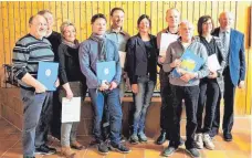  ?? FOTO: SABINE RÖSCH ?? Turngauprä­sident Josef Baumgärtne­r (rechts) ehrt beim TV Bingen zahlreiche Mitglieder.