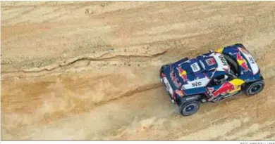  ?? ERIC VARGIOLU / EFE ?? El español Carlos Sainz conduce su Mini en la quinta etapa del Rally Dakar.