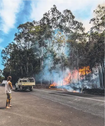  ?? Picture: INES GOOVAERTS ?? KEEPING WATCH: Queensland Fire and Emergency Services crews were yesterday monitoring a bushfire burning near the Gillies Highway.