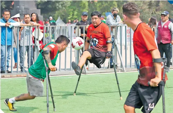  ?? ?? Una excelente condición física exhibieron los jugadores a la hora de buscar imponerse al adversario.