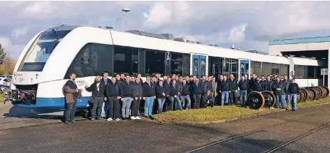  ?? FOTO: VIAS RAIL GMBH ?? Die Vias Rail-Mannschaft vor einem der neuen Lint-Triebwagen, mit denen die Regionalba­hn 39 ab Sonntag komplett betrieben wird.