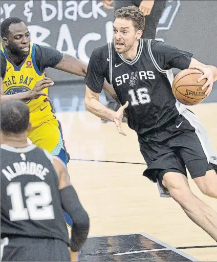  ?? FOTO: EFE ?? Pau Gasol encarando a Draymond Green en el último partido disputado en fase regular entre Warriors y Spurs esta temporada