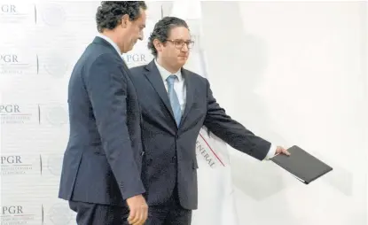  ??  ?? Ricardo Sánchez Pérez (con lentes), titular de la fiscalía de delitos contra la libertad de expresión.