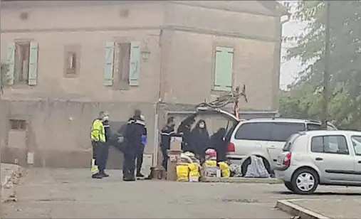  ??  ?? C’était une opération d'envergure, avec quelque 150 gendarmes et officiers de douane judiciaire engagés, déclenchée simultaném­ent à Bordeaux, Moissac et en Bulgarie, à l'occasion d'une nouvelle importatio­n en contreband­e de tabac.