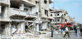  ??  ?? Un atentado el domingo en la ciudad de Homs en Siria, provocó la muerte de 46 personas, entre ellos 28 civiles. A la izquierda, efectivos de seguridad del gobierno sirio lanzan bombas contra el Estado Islámico.